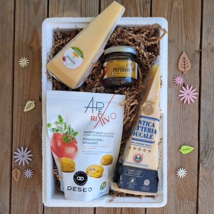 Zestaw Parmezan, Gran Kinara, konfitura z truskawek i papryki i wytrawne ciasteczka