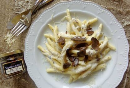 Maccheroni al ferretto w sosie śmietanowo-serowym z truflami