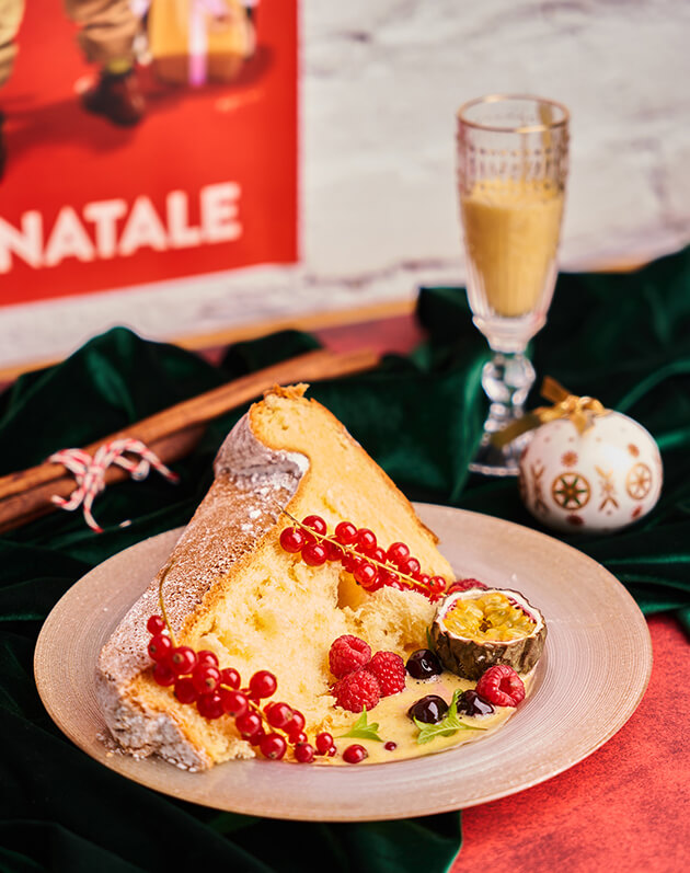 Pandoro Galup z kremem i owocami