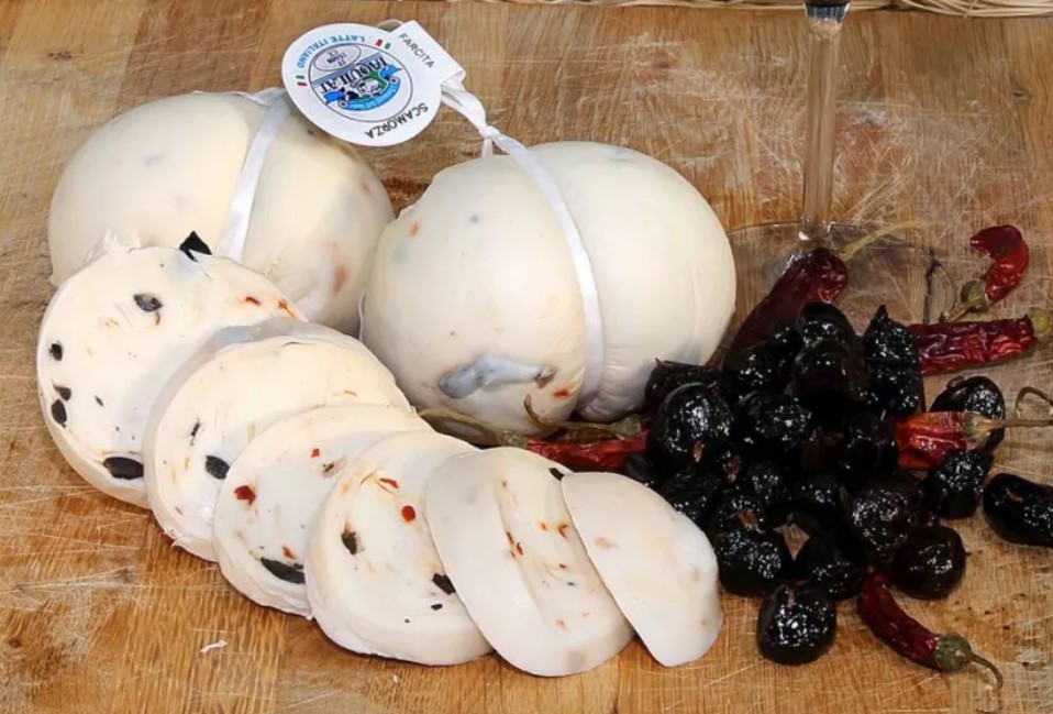 Scamorza - ser z peperoncino Pikantny ser scamorza z papryczkami