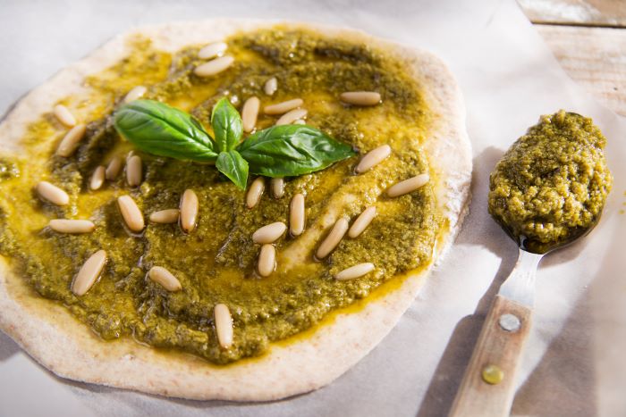 przygotowywanie pizzy z pesto ze słoika pizza z pesto na cieście